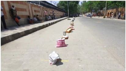 ലോക്ക് ഡൗൺ കാലത്തെ സങ്കടക്കാഴ്ചകളിൽ ഒന്നാണിത്; സൗജന്യ ഉച്ചഭക്ഷണത്തിന്റെ ക്യൂ തുടങ്ങുന്നത് രാവിലെ 6 മണി മുതൽ!