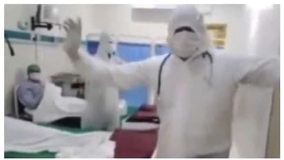 আক্রান্তের সংখ্যা ৫ হাজার ছাড়িয়েছে,  নাচতে ব্যস্ত পাক চিকিৎসকরা, ভিডিও শেয়ার করলেন গম্ভীর