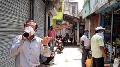 লকডাউনের জেরে বন্ধ দোকান, গ্রামে গ্রামে ঘুরে মানুষকে সচেতন করছেন দর্জি