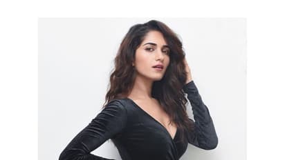 பார்த்தாலே பரவசம்... நவரசம் ததும்பும் க்யூட் போஸ்... ரசிகர்களை வாட்டி வதைக்கும் ரூஹானி ஷர்மா...!