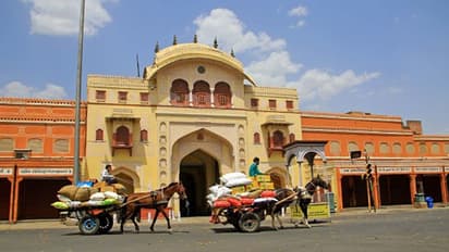 বাড়িতে আটঘন্টা তালাবন্ধ ৭ বছরের মেয়ে, করোনা-যোদ্ধা বাবা-মা লড়ছেন রণক্ষেত্রে