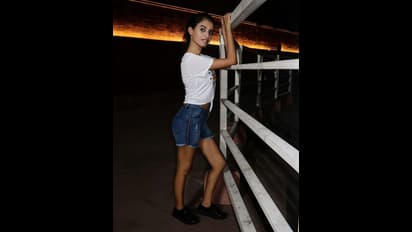 ஒல்லி பெல்லி உடல்வாகு... அம்சமான அழகு... மாடர்ன் ட்ரெஸில் மனதை மயக்கும் சுகந்தா போட்டோஸ்...!