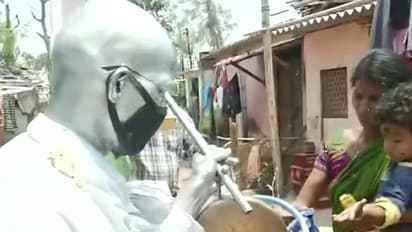 ওড়িশার পথে ঘুরছেন  একলা মহাত্মা গান্ধি, বিলি করছেন মাস্ক আর স্যানিটাইজার