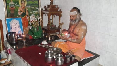 ಕೊರೋನಾ ದೂರವಾಗಲಿ.. ಸ್ವಾಮೀಜಿಗಳು ಮತ್ತು ನಾಯಕರಿಂದ ಇಷ್ಟಲಿಂಗ ಪೂಜೆ