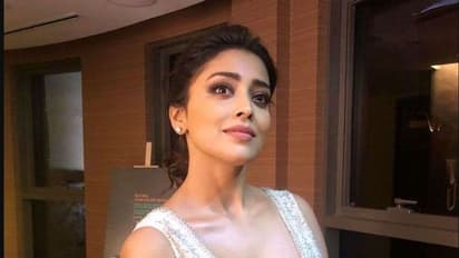 லைவ்வில் நடிகை ஸ்ரேயாவின் முன்னழகை வர்ணித்த ரசிகர்! ஆமாம் ரொம்ப அழகு என அதிர்ச்சி கொடுத்த கணவர்!