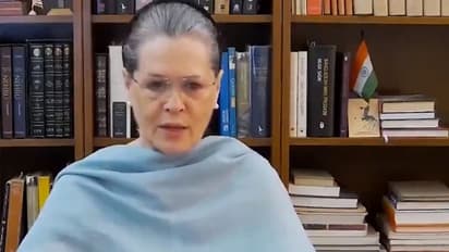 গোটা দেশ দেখছে কিন্তু শাসকদল কিছুই দেখতে পাচ্ছে না, রাহুলের পর প্রবাসী শ্রমিকদের নিয়ে সরব সনিয়াও