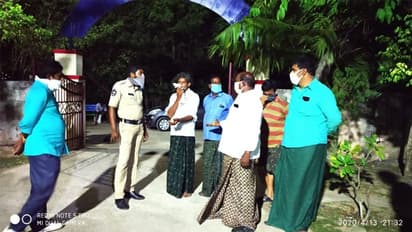 గేదె కనపడట్లేదని చిలక జోస్యం.. మూఢనమ్మకాలంటూ చితకబాదిన పోలీసు