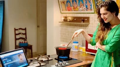 சிவப்பு புடவையில் அழகிய சிவப்பு ரோஜா போல் காட்சி அளிக்கும் பிக் பாஸ் ஷெரின் ! அடடே கண் இமைக்க விடாத அழகு ...