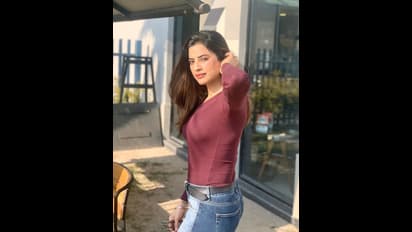 எடுப்பான முன்னழகு தெரிய... கலர் கலர் உடையில் கவர்ச்சிகரமான போஸ்... சான்வி லேட்டஸ்ட் கிளிக்ஸ்...!