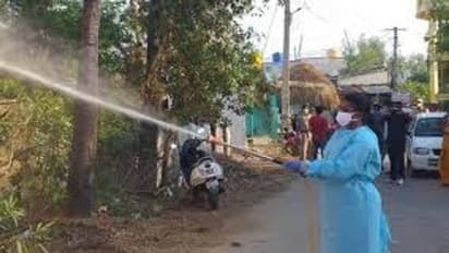 ஆம்புலன்ஸ் ஓட்டி சர்ச்சையில் சிக்கிய நடிகை ரோஜா..! சந்தடி சாக்கியில் வெளுத்து வாங்கும் கட்சிகள் !