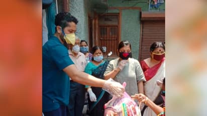 যৌনকর্মীদের পাশে দাঁড়ালেন পরম, লকডাউনে সাধ্যমত খাদ্যসামগ্রী পৌঁছে দিলেন নিজেই