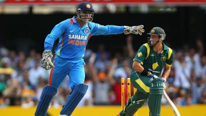 ഇക്കാര്യത്തില്‍ അദ്ദേഹത്തിന്റെ തട്ട് താഴ്ന്ന് തന്നെയിരിക്കും; ധോണിയെ പുകഴ്ത്തി ഹസി