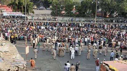 ముంబై బాంద్రా ఘటన: ఈస్ట్ ఆర్ వెస్ట్ అంటూ ఎమ్మెల్యేల ఫైట్