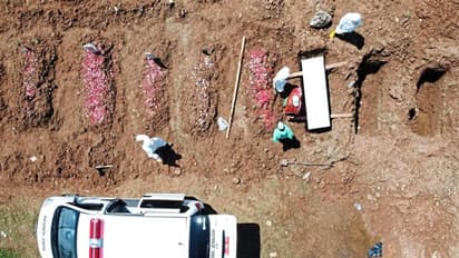 మహారాష్ట్ర నుండి ఏపికి మృతదేహం... పాతిపెట్టిన శవానికి కరోనా పరీక్షలు