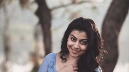 அழகு கண்களை உருட்டி... ரசிகர்களை அசரடிக்கும் நடிகை ஸ்ருதி! சூப்பர் - டூப்பர் கிளிக்ஸ்..!