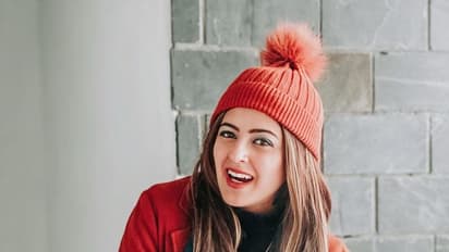 மார்டன் லுக்கில் மயக்கும் அழகு... சகட்டு மேனிக்கு போஸ் கொடுத்து அட்ராசிட்டி செய்யும் சலோனி...!