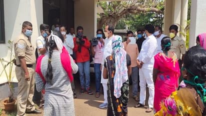 ಕೆಲಸದಿಂದ ಕಾರ್ಮಿಕರ ವಜಾ: ಸ್ಥಳದಲ್ಲೇ 16 ಮಹಿಳೆಯರ ಸಂಕಷ್ಟ ಪರಿಹರಿಸಿದ ಸಚಿವ ಚವ್ಹಾಣ