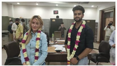 কাতর আর্তিতে রাতেই খুলল আদালত, লকডাউনের মাঝেই মেক্সিকান বান্ধবীকে বিয়ে করলেন যুবক