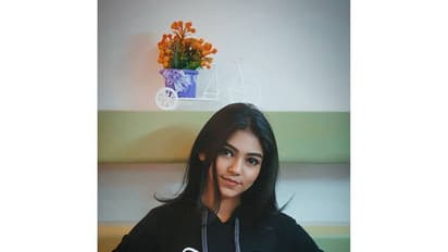 பல ஆங்கிளில் ஸ்டைலிஷ் போஸ்..!  புகைப்படம் வெளியிட்டு பட வாய்ப்புக்கு தூண்டில் போடும் இளம் நடிகை அஸ்மிதா..!