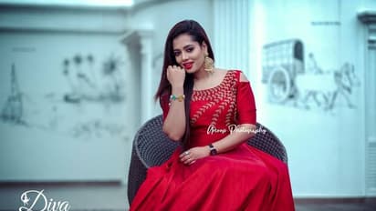 கேரளத்து புடவையில் கெத்து காட்டும் பைங்கிளி...  பக்கத்து தேசத்து அழகி ரம்யா அசத்தல் போட்டோஸ்...!