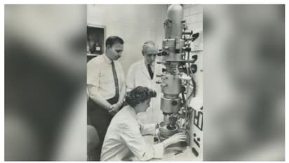 চিনে নিন বাস চালকের স্কুল ছুট কন্যাকে, যাঁর হাত ধরে বিশ্বে আবিষ্কার হয়েছিল  করোনাভাইরাসের