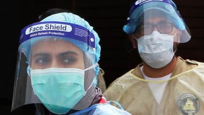 കൊറോണ വൈറസിനെ പ്രതിരോധിക്കാന്‍ 40 രൂപ വിലയുള്ള ഫേസ് ഷീൽഡുമായി ഡോക്ടർ