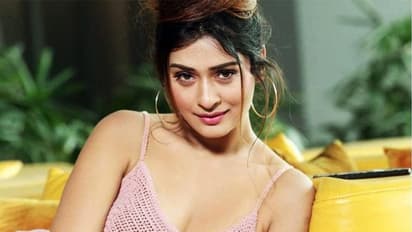 'পোশাকের বদলে পেপার', নজরকাড়া আউটফিটে উষ্ণতার পারদ চড়ালেন জনপ্রিয় অভিনেত্রী