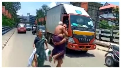 కరోనా లాక్ డౌన్.. తండ్రిని భుజాలపై మోస్తూ...