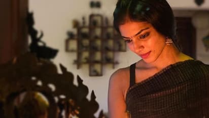 நம்ம வீட்டு குத்துவிளக்கு போல் மின்னும் மாஸ்டர் நடிகை மாளவிகா மோகனன் ! புகைப்படங்கள் உள்ளே !