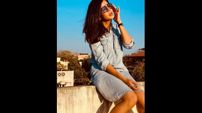 ரசிகர்களுக்கு போஸ் கொடுக்க சொல்லிகுடுக்கும் தொகுப்பாளினி அஞ்சனா ரங்கன் ! வித வித போஸை நீங்களே பாருங்க...