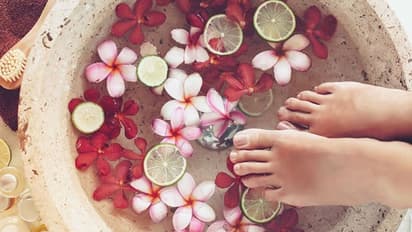 భార్య పాదాలు కడిగి పూజ చేసిన భర్త