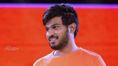 இன்று பிறந்தநாள் கொண்டாடும் பர்த்டே பாய் தொகுப்பாளர் ரக்சன் வாழ்த்துக்களை அள்ளி தெளிக்கும் ரசிகர்கள் !