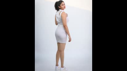 நீண்ட கூந்தலில் ரசிகர்களை சுழட்டி போடும் அழகு நடிகை கல்பிகா கணேஷ்..! கலக்கல் போட்டோ கேலரி..!