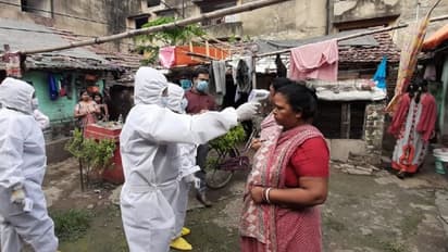 বাড়ি বাড়ি গিয়ে স্বাস্থ্যপরীক্ষা, উত্তরপাড়ায় থার্মাল স্ক্রিনিং শুরু করল পুরসভা