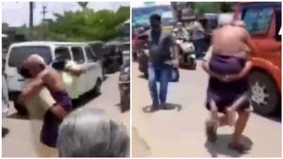 அனுமதிக்காத போலீஸ்..! 65 வயது தந்தையை குழந்தை போல் தூக்கி சென்ற மகன்..! நெஞ்சை உருக்கும் வீடியோ..!