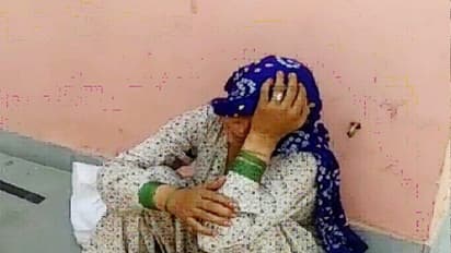 हाय रे कोरोना..बुजुर्ग मां को बेटे ने गांव में तक नहीं घुसने दिया, रोते हुए रिश्तेदार के घर लौट गई