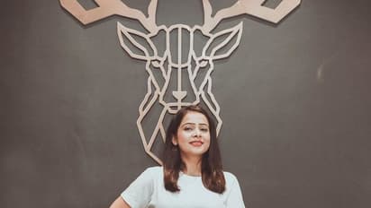 கொழு கொழு உடம்பில் கவர்ச்சியை கொஞ்சம் பூசி... ரசிகர்களுக்கு ஹாட் கிளிக்ஸை அள்ளி கொடுக்கும் சுரபி...!