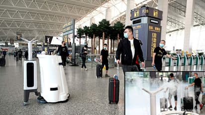 শুশ্রুষা থেকে টহলদারি এমনকী রান্না, বিশ্বজুড়ে করোনা-যুদ্ধে কীভাবে সামিল যন্ত্রমানবরা, দেখুন