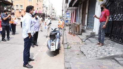 కరోనా కంటైన్మెంట్ జోన్లలో కేటీఆర్ పర్యటన: ప్రజల్లో భరోసా నింపే ప్రయత్నం