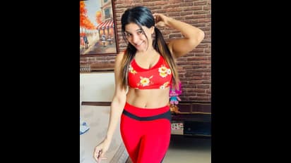 இதைவிட சின்ன டிரஸ் கிடைக்கலையா?.... குட்டை உடையில் ஹாட் போஸ் கொடுத்த சாக்ஷியை பங்கம் செய்யும் நெட்டிசன்கள்!