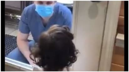 குழந்தையே கெஞ்சியும் கொஞ்சமுடியாத மருத்துவர்... கொரோனாவுக்கு சிகிச்சையளித்த தந்தை பாசப்போராட்டம்..!