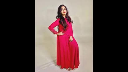 கவர்ச்சியிலும்... அழகிலும்... நடிகைகளை மிரட்டும் பாடகி ஸ்ரேயா கோஷல்! விதவிதமான உடையில் ரணகளம்!