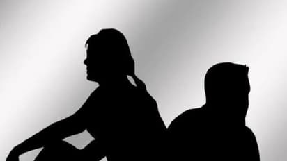 ঝড়-বৃষ্টিতে ফুটপাতে রাত কাটছে সস্ত্রীক স্বাস্থ্যকর্মীর, করোনার ভয়ে বার করে দিল বাড়িওয়ালা