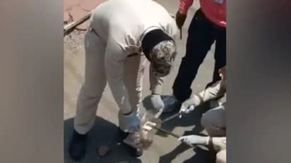 കൊറോണ വ്യാപകമായ പ്രദേശത്ത് റോഡില്‍ നോട്ടുകള്‍ വിതറിക്കിടക്കുന്ന നിലയില്‍ കണ്ടെത്തി