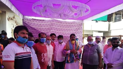 లాక్ డౌన్ ఉల్లంఘన: హైదరాబాద్ లో కార్పొరేటర్ పుట్టినరోజు వేడుకలు