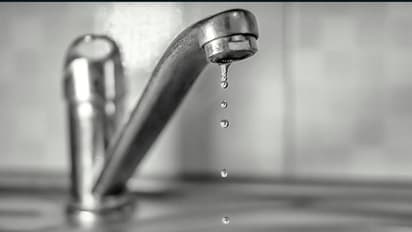 नलों से टपकता पानी बना सकता है कंगाल, जल का दुरुपयोग करने से नाराज होती हैं देवी लक्ष्मी