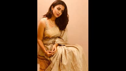 ஆப்பிள் கன்னம்... அசராத அழகு ! கண்ணிமைக்க வைக்காத அஞ்சனா ரங்கன் !!