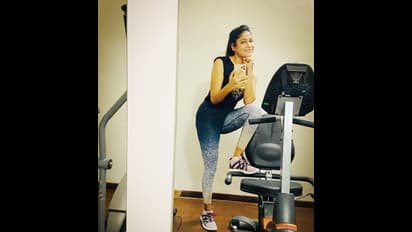 வீட்டில் வெறிக்க வெறிக்க ஒர்கவுட் பண்ணும் விஜயலக்ஷ்மி புகைப்படத்தை நீங்களே பாருங்க !