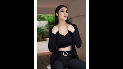 கண் விழியில் கருப்பு மை வைத்து கருப்பு உடை அணிந்து கவர்ச்சியை காட்டும் நடிகை...! கிளுகிளுப்பு கிளக்ஸ்!