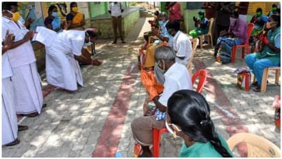 நீங்கள்தான் கடவுள்... துப்புரவு பணியாளரின் காலில் விழுந்து வணங்கிய அமைச்சர் ஆர்.பி.உதயகுமார்..!